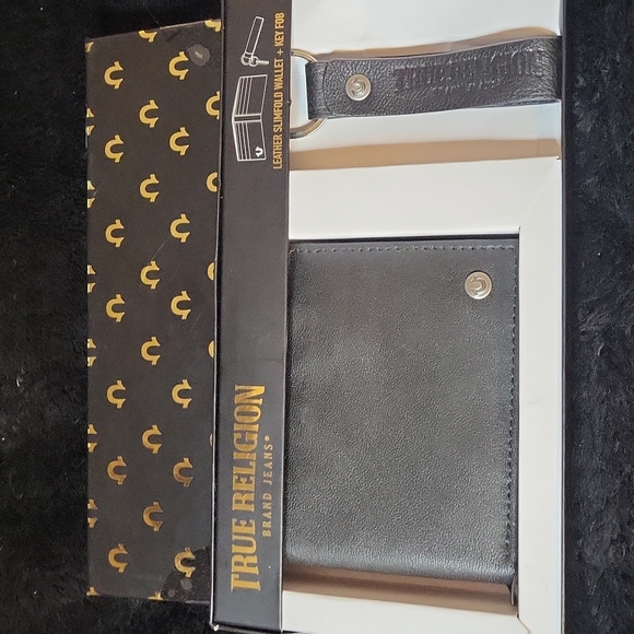 True Religion Black Leather Wallet and Key Fob Gift Set - Picture 6 of 6